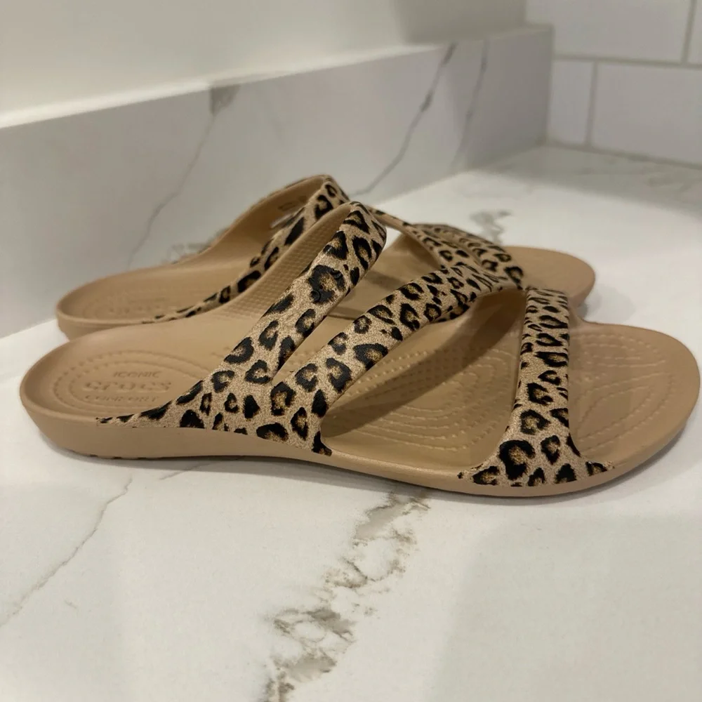 Crocs Kadee II Leopard Graphic Sandals Women's Size 8 Comfort Cushion Cute Sexy - Picture 3 of 13